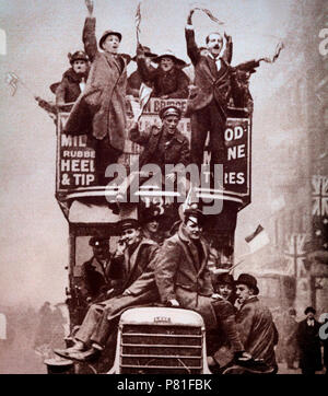 Des scènes de la jubliation et joie en Grande-Bretagne à la suite de la signature de l'Armistice le 11 novembre 1918. Ceux qui pourraient le faire grimper sur les bus, les voitures et les tramways à participer aux célébrations. Banque D'Images