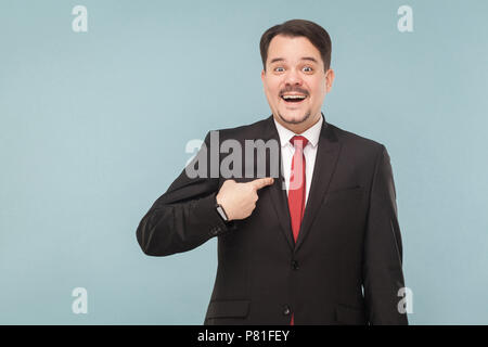 Vous ne m'élever au pouvoir ? Je vais être le directeur du département ? Piscine studio shot. isolé sur fond bleu clair. handsome businessman avec bl Banque D'Images