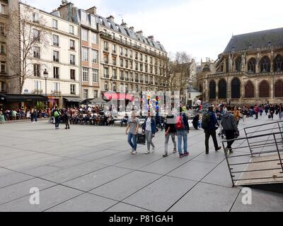 Les gens autour de la fontaine Stravinsky Stravinsky en carré sur un samedi. Paris, France. Banque D'Images