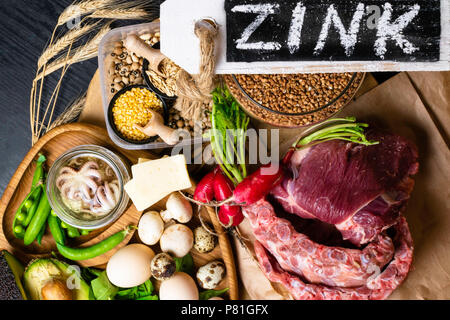 Plus d'aliments en zinc comme le poulpe, le boeuf, le sarrasin, fromage jaune, épinards, avokado,pois, champignons, haricots, œufs radis avec l'inscription régime santé f Banque D'Images