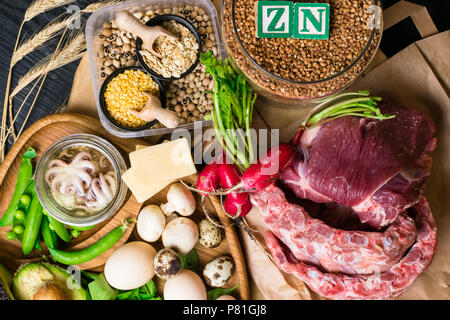 Plus d'aliments en zinc comme le poulpe, le boeuf, le sarrasin, fromage jaune, épinards, avokado,pois, champignons, haricots, œufs radis avec l'inscription régime santé f Banque D'Images