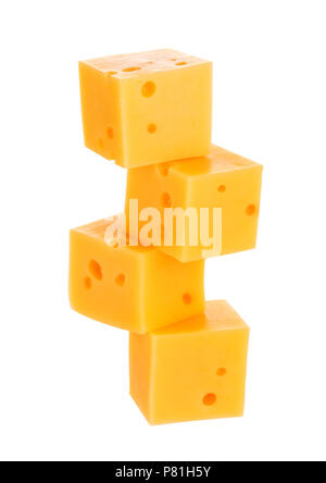 Cubes de fromage isolé sur fond blanc. With clipping path. Banque D'Images