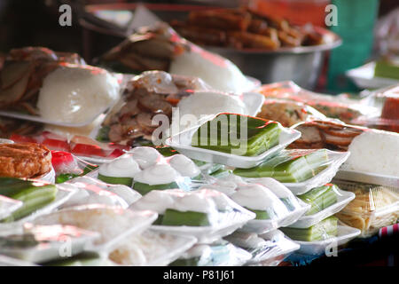 Différentes sortes de desserts Lao vendus sur le marché de la rue de Vientiane, Laos Banque D'Images