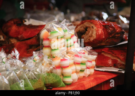 Différentes sortes de desserts Lao vendus sur le marché de la rue de Vientiane, Laos Banque D'Images