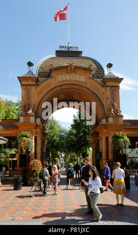 Copenhague, Danemark - 27 juin 2018 : l'entrée principale du parc d'attractions Tivoli Garden. Banque D'Images