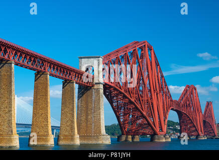 L'emblématique Forth Bridge s'étend sur le Firth of Forth, reliant Queensferry et North Queensferry, été 2018. Banque D'Images