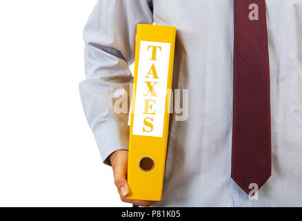 La fiscalité des entreprises. Manager holding un classeur dossier sur fond blanc, texte impôts, clipping path Banque D'Images