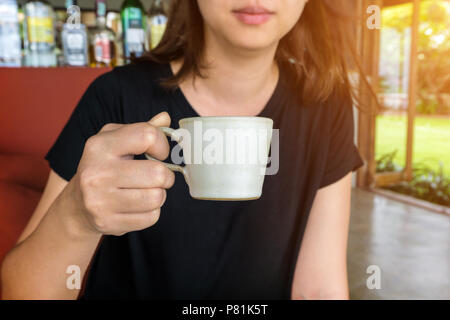 Close-up of female main tenant une tasse de café Banque D'Images