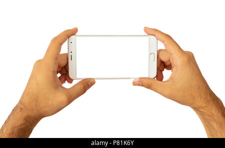 Les mains tenant un Smartphone avec écran blanc isolé sur fond blanc, chemin de détourage Banque D'Images