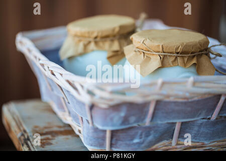 Produits frais des yaourts en pots. Bio naturel produit à partir du lait blanc pour le petit-déjeuner. Banque D'Images