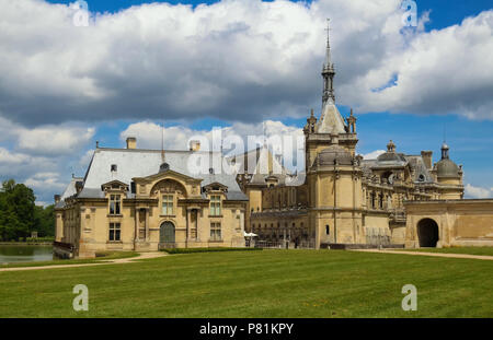 Vue extérieure du célèbre château de Chantilly, 1560 - un château historique situé dans la ville de Chantilly, Oise, Picardie . Banque D'Images