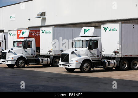 Les semi-remorques et remorques avec Veritiv Corporation logos en dehors d'une installation de Appleton, Wisconsin, le 24 juin 2018. Banque D'Images