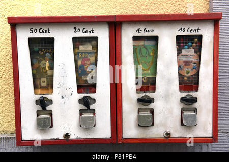 Ancien distributeur de bonbons à Weilburg an der Lahn en Allemagne Europe Banque D'Images