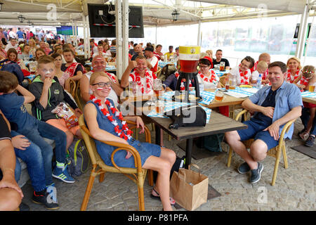 Les fans de football polonais boivent de la bière tout en regardant la Pologne jouer à la coupe du monde de football 2018 dans un bar à Wrocław Pologne Banque D'Images