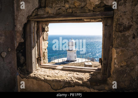 Phare. Point de vue d'un radio-transmission à l'abandon un phare. Cape Meganom. Centre-ville Sudak, la République de Crimée. Banque D'Images