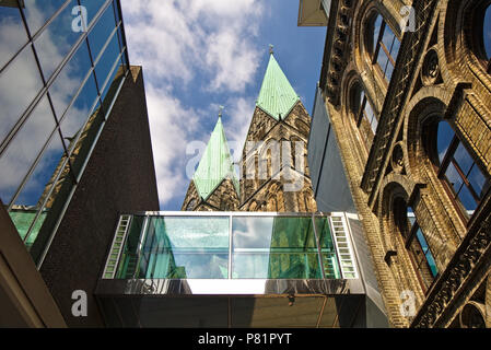 Bremen, Allemagne - 26 juin 2018 - Flèche de la cathédrale de Brême vu à travers une ruelle étroite entre l'état du bâtiment du Parlement européen et de l'ancien stock e Banque D'Images