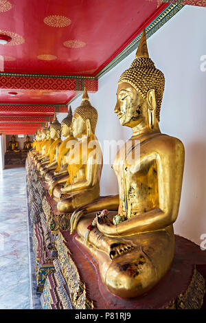 Rangée de bouddhas, temple Wat Pho, le bouddha couché, Bangkok, Thaïlande Banque D'Images