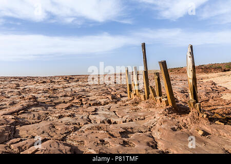 Vestiges de maisons en bois, pris dans le flux de surface des résidus de mines de bauxite, New Mexico, USA Banque D'Images