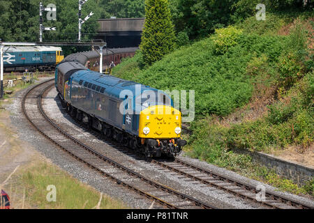 Le train de voyageurs tire le moteur diesel Banque D'Images