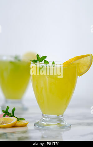 Des boissons rafraîchissantes pour l'été, le froid jus limonade aigre-douce dans les verres garnis de tranches de citrons frais Banque D'Images