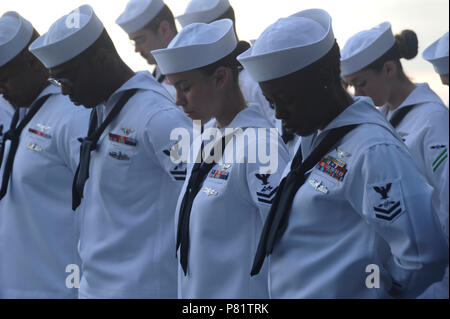 Océan (Aug. 27, 2016) les membres de la garde d'honneur baissent la tête dans la prière honorer la vie de l'Aviation Technicien électronique 1re classe John P. Lamson dans le cadre d'un enterrement en mer cérémonie à bord du porte-avions USS George Washington (CVN 73). Lamson a servi dans la marine à partir de 1976-1989. George Washington, homeported à Norfolk, est en cours la réalisation des qualifications de l'opérateur dans l'océan Atlantique. Banque D'Images