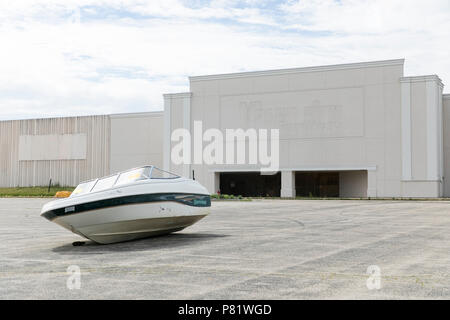 Un bateau abandonné est vu dans un parking à l'extérieur de l'essentiellement abandonnées Granville Station Mall à Milwaukee, Wisconsin le 22 juin 2018. Banque D'Images