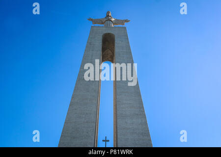 Lisbonne, Portugal. Le monument Cristo Rei dans le quartier Almada mesure 103 mètres de haut et a été inauguré en 1959. Banque D'Images