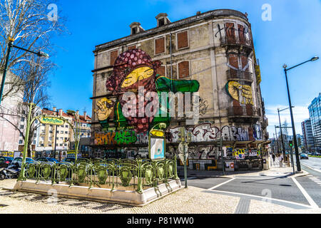 Lisbonne, Portugal, graffiti par Os Gêmeos Banque D'Images