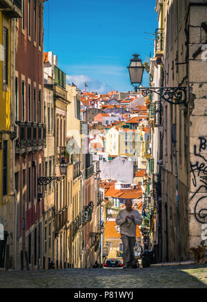 Lisbonne, Portugal, dans la rue de Bairro Alto Banque D'Images