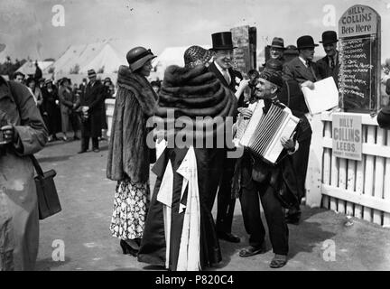 Скачки 428 Royal Ascot. Баянист уважаемая публика обезьянкой с и. Англия,18 juin 1935 Banque D'Images