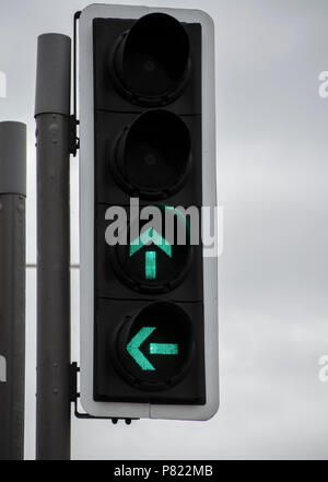 Feux de circulation tournez à gauche sur le vert ou aller tout droit, UK Banque D'Images