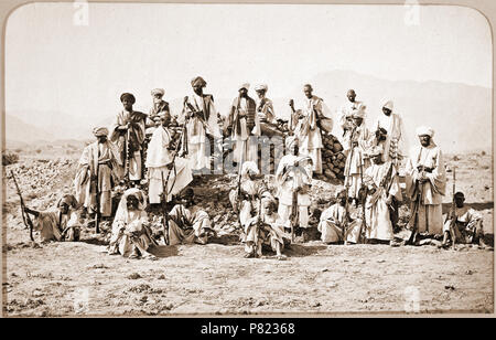 Piquet Afridi près de Jumrood & Rotass Khyber, dans la distance. Photographie d'un groupe d'Afridis prises par John Burke en 1878. Burke a accompagné la vallée de Peshawar Field Force, l'une des trois colonnes de l'armée anglo-britanniques déployés dans la Deuxième Guerre d'Afghanistan (1878-80), en dépit d'être rejeté pour le rôle de photographe officiel. Il a financé son voyage par l'avance les ventes de ses photographies illustrant l 'avance d'Attock à Jellalabad'. Venant en Inde en tant qu'apothicaire à l'Royal Engineers, Burke devient professionnel photographe, en partenariat d'abord avec William Baker. Voyageant beaucoup en indi Banque D'Images