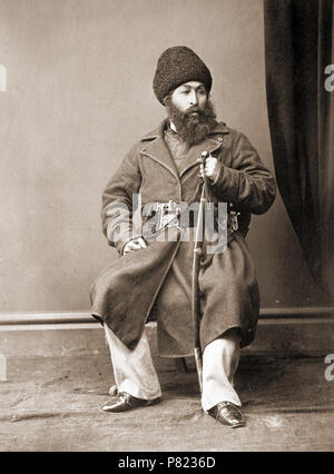 H.H. Amir Shere Ali Khan. Photographie de Sher Ali (1825-1879), Émir de l'Afghanistan, 1863-79, le fils de Dost Mohammed, prises en 1869 par John Burke, de l'album 'La guerre d'Afghanistan, d'Attock, Jellalabad Gandamak et Surkhab." John Burke accompagné la vallée de Peshawar Field Force, l'une des trois colonnes de l'armée anglo-britanniques déployés dans la Deuxième Guerre d'Afghanistan (1878-80), en dépit d'être rejeté pour le rôle de photographe officiel. Il a financé son voyage par l'avance les ventes de ses photographies illustrant l 'avance d'Attock à Jellalabad'. Venant en Inde en tant qu'apothicaire à l'Royal Engineers, Banque D'Images