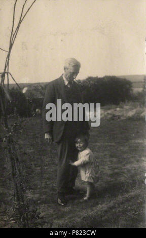 Par Lady Ottoline Morrell, snapshot vintage print, 1923-1924 42 Bertrand Russell avec son fils John Conrad Banque D'Images