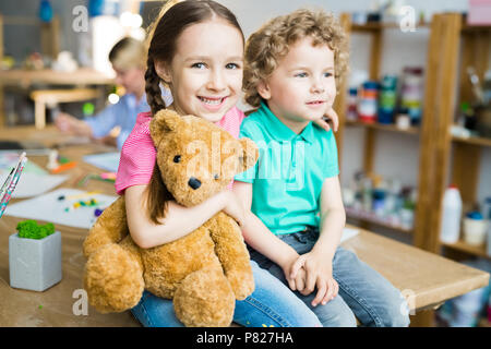 Mignon les petits enfants avec Ours Banque D'Images