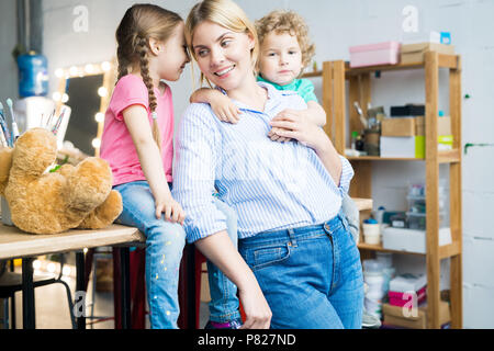 Mère moderne avec deux enfants mignons Banque D'Images