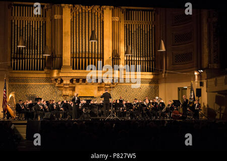 NEW HAVEN, CT (Mar. 12, 2016) Le United States Navy Harmonie effectue à l'université de Yale's Woolsey Hall à New Haven, Ct. La U.S. Navy Band est sur un 25-day tour du nord-est des États-Unis. Banque D'Images