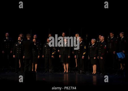 YORK, PA (1 avril 2016) 1ère classe musicien Adam Whitman conduit l'United States Navy Band chalumeaux mer chorus pendant un concert au Centre Pullo à York, Pennsylvanie La Mer chalumeaux sont sur un 22-day tour du nord-est des États-Unis. Banque D'Images