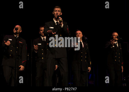 YORK, PA (1 avril 2016) 1ère classe musicien Adam Whitman chante la musique de la Motown avec la United States Navy Band chalumeaux mer chorus pendant un concert au Centre Pullo à York, Pennsylvanie La Mer chalumeaux sont sur un 22-day tour du nord-est des États-Unis. Banque D'Images