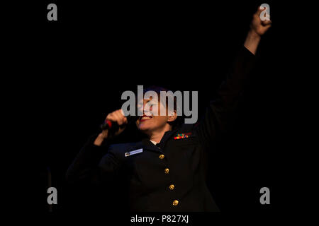 YORK, PA (1 avril 2016) 1ère classe musicien Maia Rodriguez chante avec l'United States Navy Band chalumeaux mer chorus pendant un concert au Centre Pullo à York, Pennsylvanie La Mer chalumeaux sont sur un 22-day tour du nord-est des États-Unis. Banque D'Images