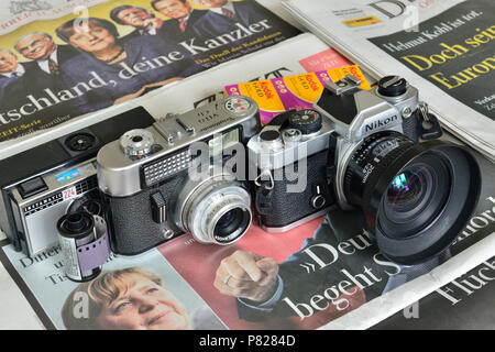 Des caméras analogiques dans les journaux. Dans l'image Nikon FM avec objectif de 20 mm-produit de 1977-1982, Voigtländer Vito CD-produit de 1961-1966 Banque D'Images