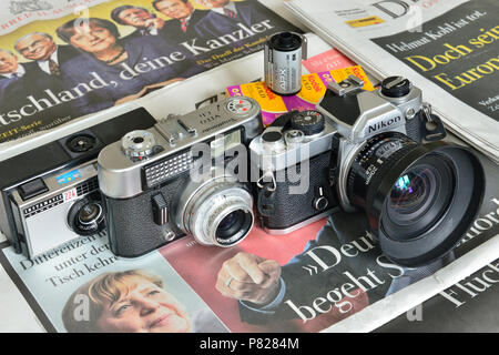 Des caméras analogiques dans les journaux. Dans l'image Nikon FM avec objectif de 20 mm-produit de 1977-1982, Voigtländer Vito CD-produit de 1961-1966 Banque D'Images