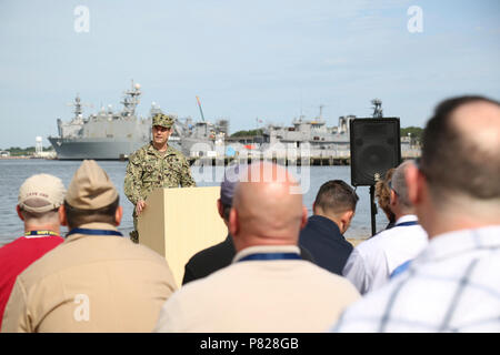 La NORFOLK (24 juin 2016)- Le Cmdr. Joseph Spagnoli, attribué à Seal Team 18, parle d'employeurs à l'expéditionnaire conjoint peu Base Creek-Fort au cours de l'histoire de la Marine Marine Réserve Chef d'événement de reconnaissance de l'employeur à Norfolk, en Virginie, le 24 juin. NERE est une journée de familiarisation de la Marine par le chef de la réserve de la Marine à reconnaître les employeurs qui fournissent leur réserver de marins avec un soutien supérieur, et leur fournir l'occasion de voir de première main ce que les marins de la Réserve font chaque jour. Les employeurs étaient désignés par leur réserve marine Sailor employés et invités à assister à l'événement d'un jour qui comprenait à Banque D'Images