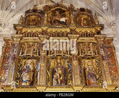 L'Espagne, la Galice, province de La Corogne, Betanzos. Église de Santiago. Église gothique construite au 15ème siècle par Fernan Perez de Andrade. Retable de la chapelle de Saint Pierre et Saint Paul. Oeuvre du sculpteur Cornielles de Hollande (16ème siècle). Détail de la partie supérieure. Style Renaissance. Banque D'Images