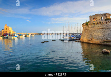 Vue panoramique sur Angevine-Aragonese Château de Gallipoli, Pouilles (Italie).Le port et la vieille wallls. Banque D'Images