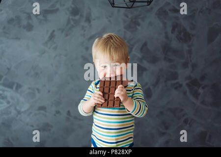 Portrait d'un garçon littel manger du chocolat Banque D'Images