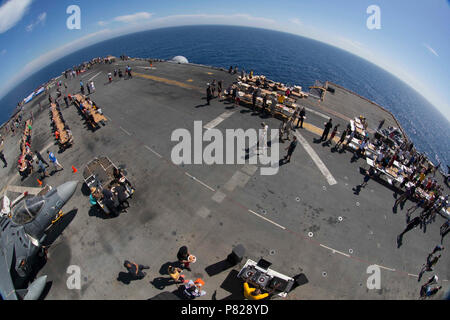 Mer rouge (3 avril 2016) marins et Marines profitez d'un pique-nique sur la plage d'acier dans le poste de pilotage de l'assaut amphibie USS Kearsarge (DG 3). Kearsarge est le navire amiral de la groupe amphibie Kearsarge (ARG) et, avec la 26e unité expéditionnaire de Marines embarqués (MEU), est déployé à l'appui d'opérations de sécurité maritime et les efforts de coopération en matière de sécurité dans le théâtre dans la 5e flotte américaine zone d'opérations. Banque D'Images