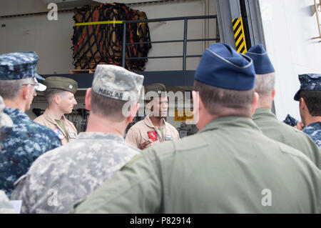 U.S. Marine Corps Capitaine Anthony Parker donne un tour au cours de l'agent de liaison national de la Protection civile (NEPLO) conférence à bord du San Antonio-classe de transport amphibie USS Dock Somerset (LPD 25). La conférence 2016 NEPLO a lieu en ce moment à Naval Base Coronado. Cette partie de la conférence est conçue pour fournir une familiarisation avec les opérations amphibies et démontrer comment ils peuvent soutenir l'appui de la défense aux autorités civiles (DSCA) et de réponse aux catastrophes pour EPLOs à partir de tous les services militaires. Banque D'Images