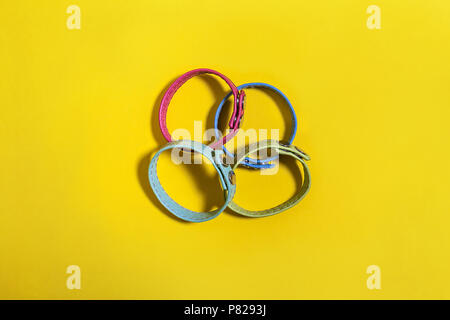 Ensemble de bracelets ceinture sur fond jaune Banque D'Images