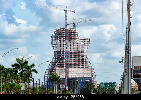 Nouvel hôtel en construction au Seminole Hard Rock Casino, tous les sols en place. Le plus grand bâtiment en forme de guitare dans le monde, Hollywood, Floride Banque D'Images